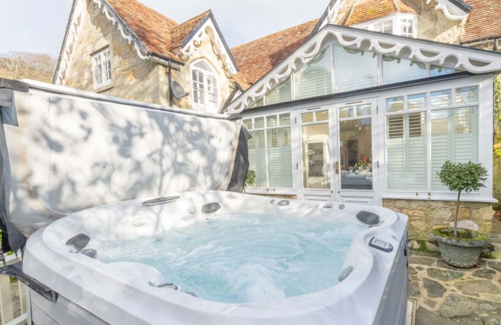 Haviland Cottage outdoor hot tub